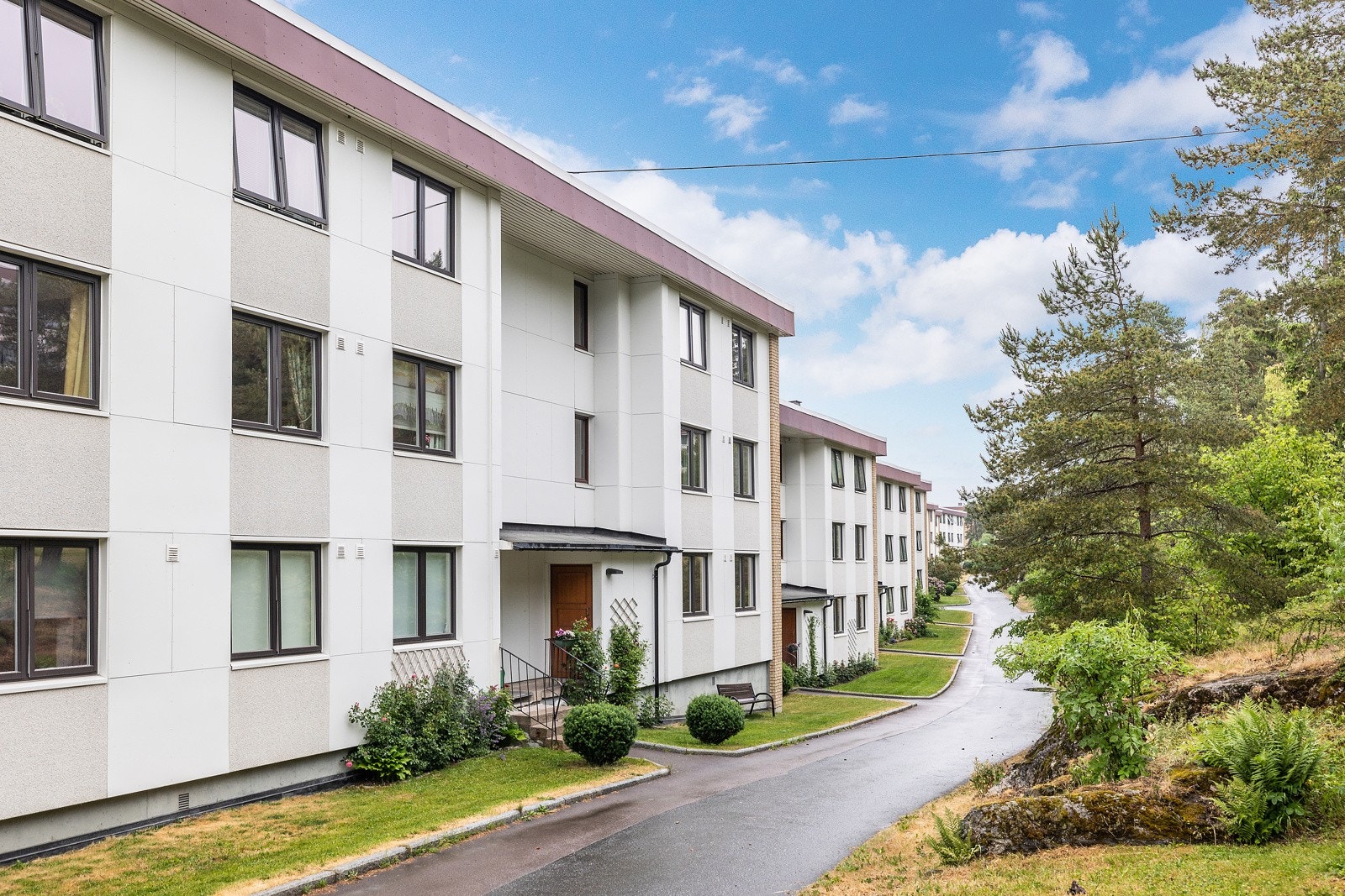 Fasade og interne stikkveier. Pent opparbeidet fellesområde! Galleribilde