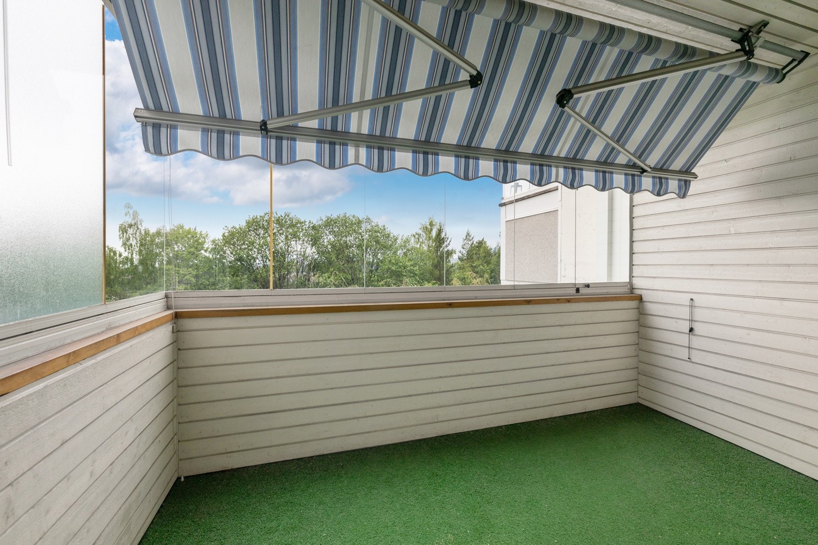 Balkongen er usjenert og har fint utsyn Galleribilde