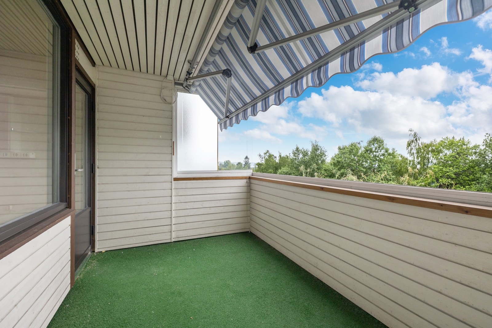 Balkongen er usjenert og har fint utsyn Galleribilde