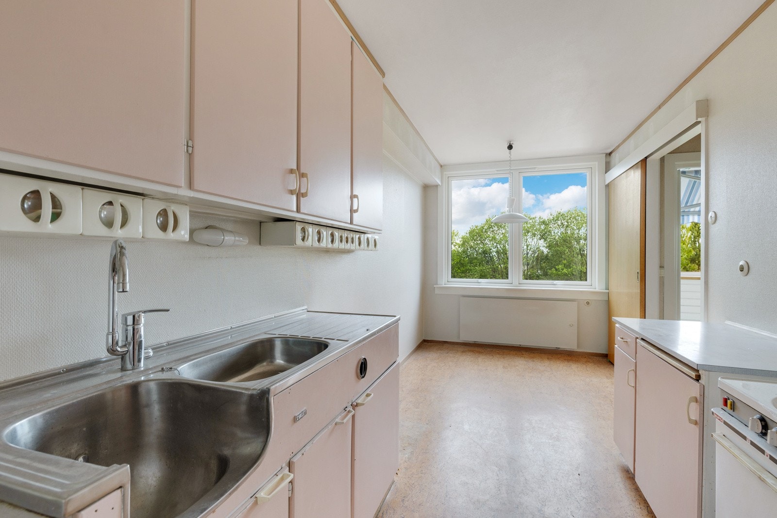 Romslig spisekjøkken med spiseplass Galleribilde