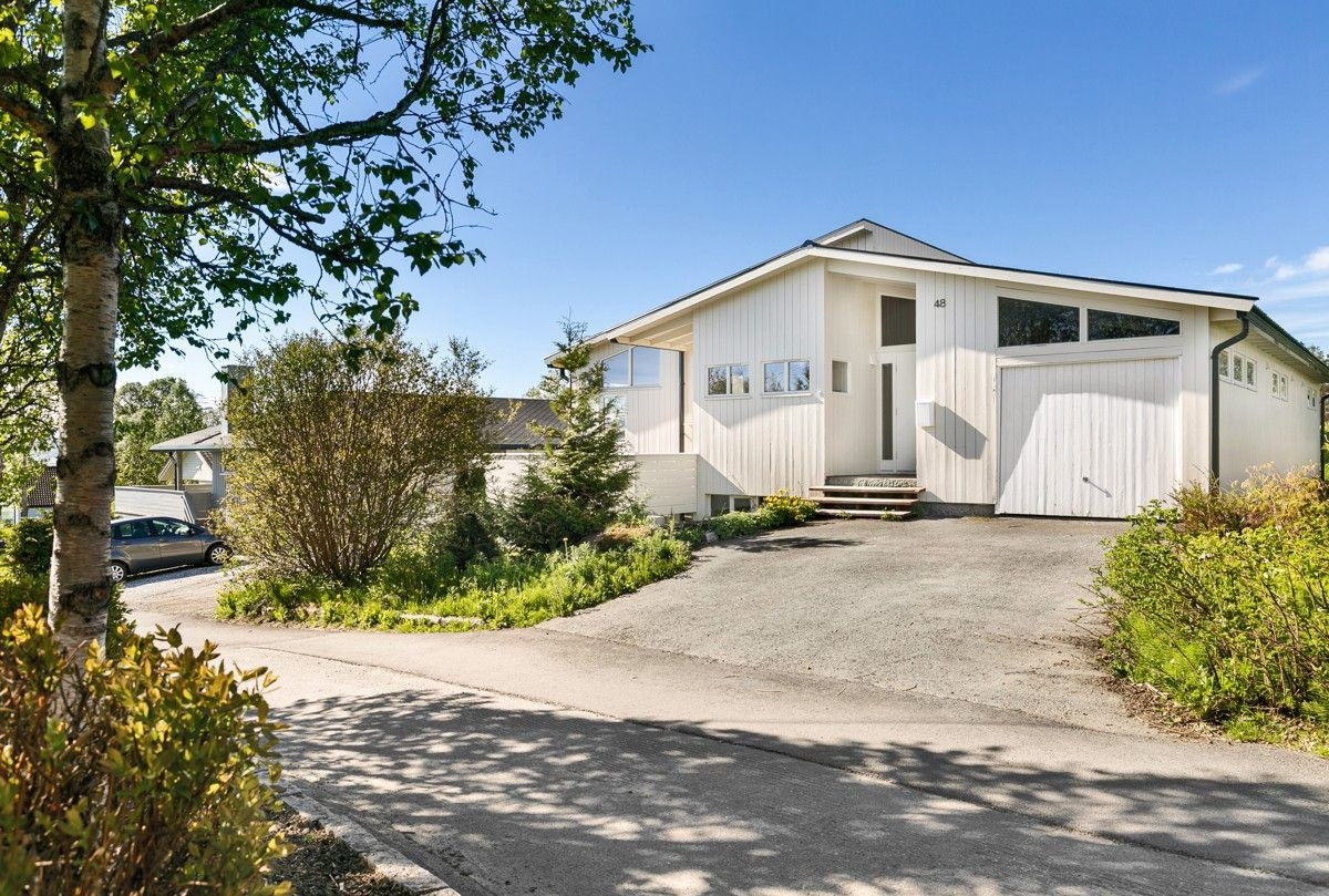 Det er 1 parkering i garasje og 1 utendørs parkeringsplass inkludert i husleien samt 1 bod.