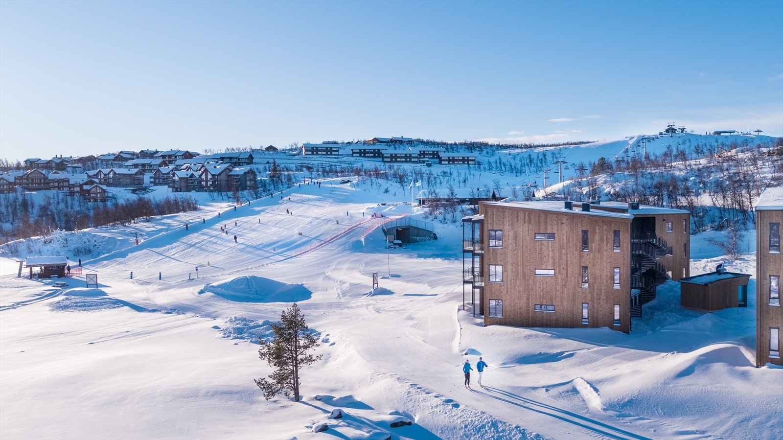 Har kan du spenne på deg enten alpin- eller langrennsski - rett utenfor døren, foto: Paul Arthur Lockhart Galleribilde