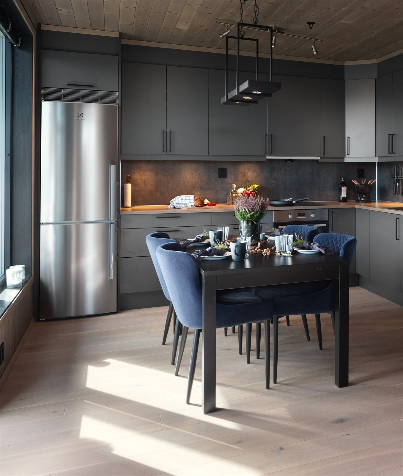 Kjøkkenet har god arbeidsbenk og integrerte hvitevarer fra Electrolux Galleribilde