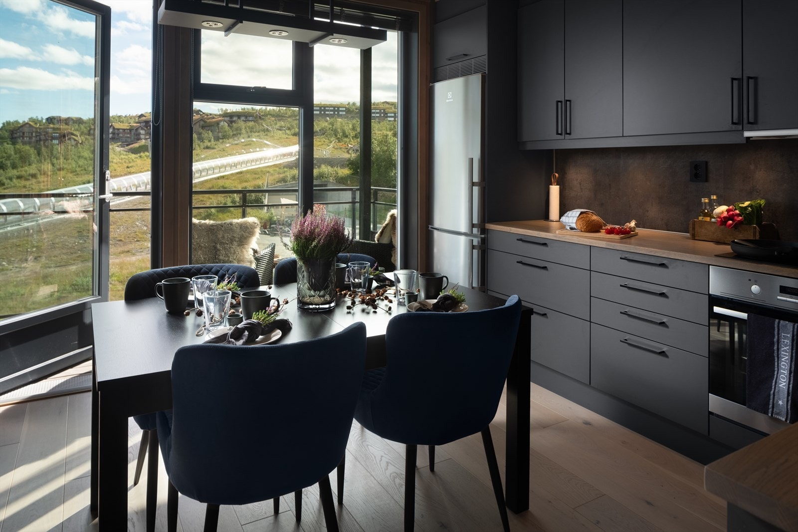 Utsikt mot kikutheisen fra spiseplass/kjøkken Galleribilde