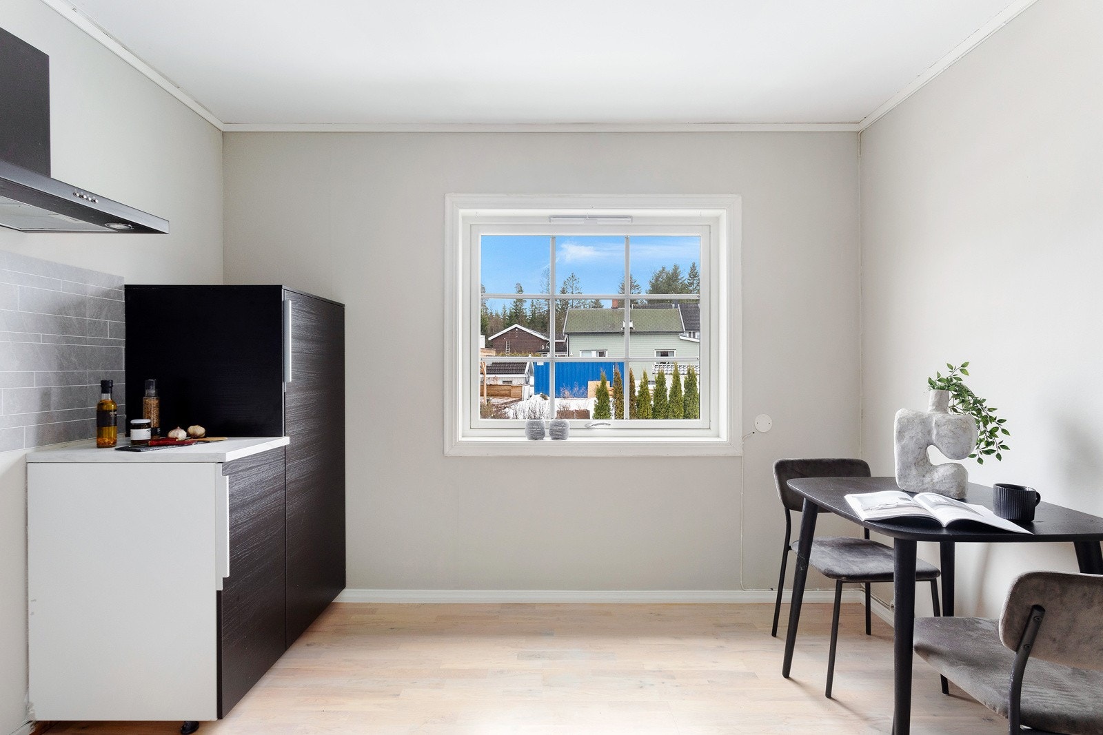 Hyggelig spiseplass ved vindu. Galleribilde