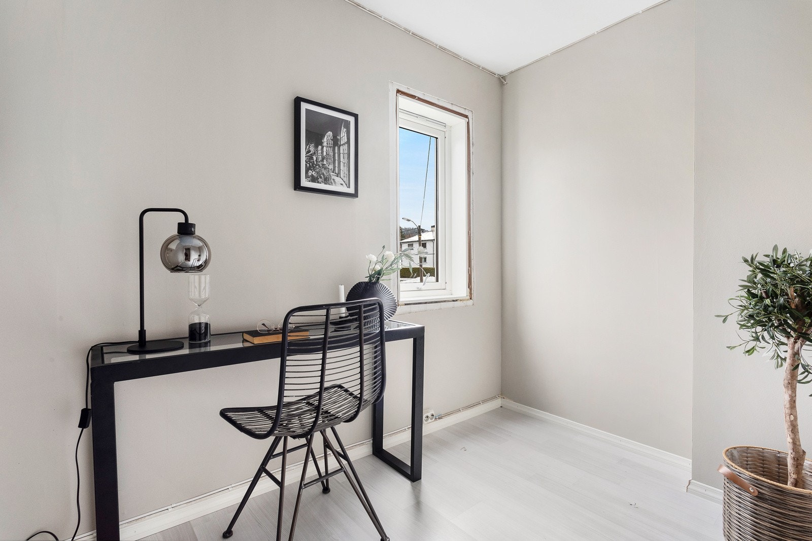Romslig bod med god plass til oppbevaring. Galleribilde