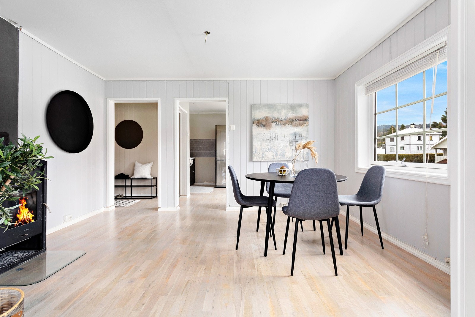 Peisen i stuen/spisestuen varmer godt og sørger for hyggelig stemning. Galleribilde