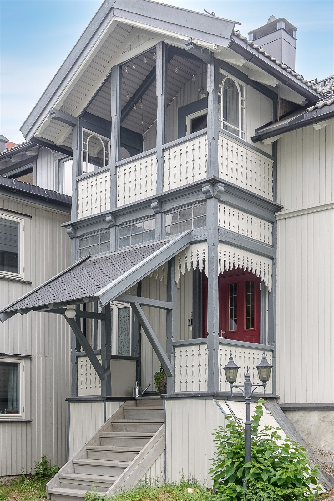 Eget takoverbygget inngangsparti og balkong. Galleribilde