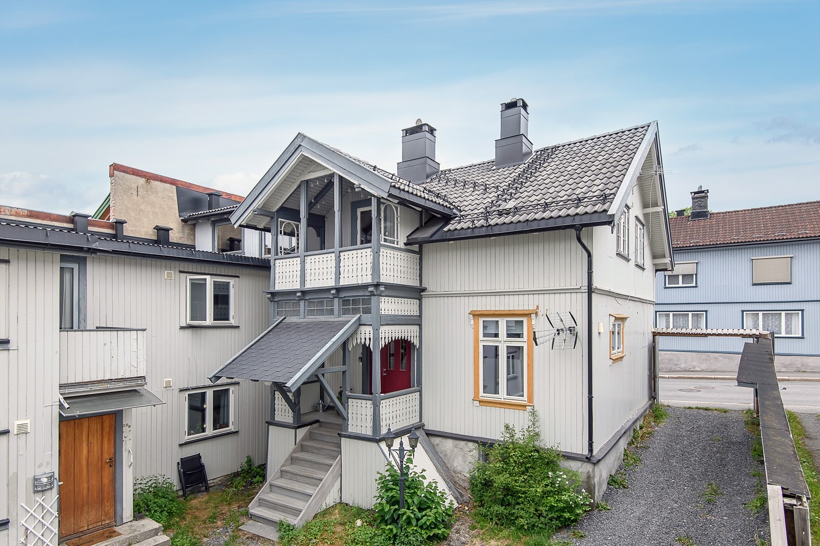 Leiligheten har skjermet inngangsparti fra bakgården. Galleribilde