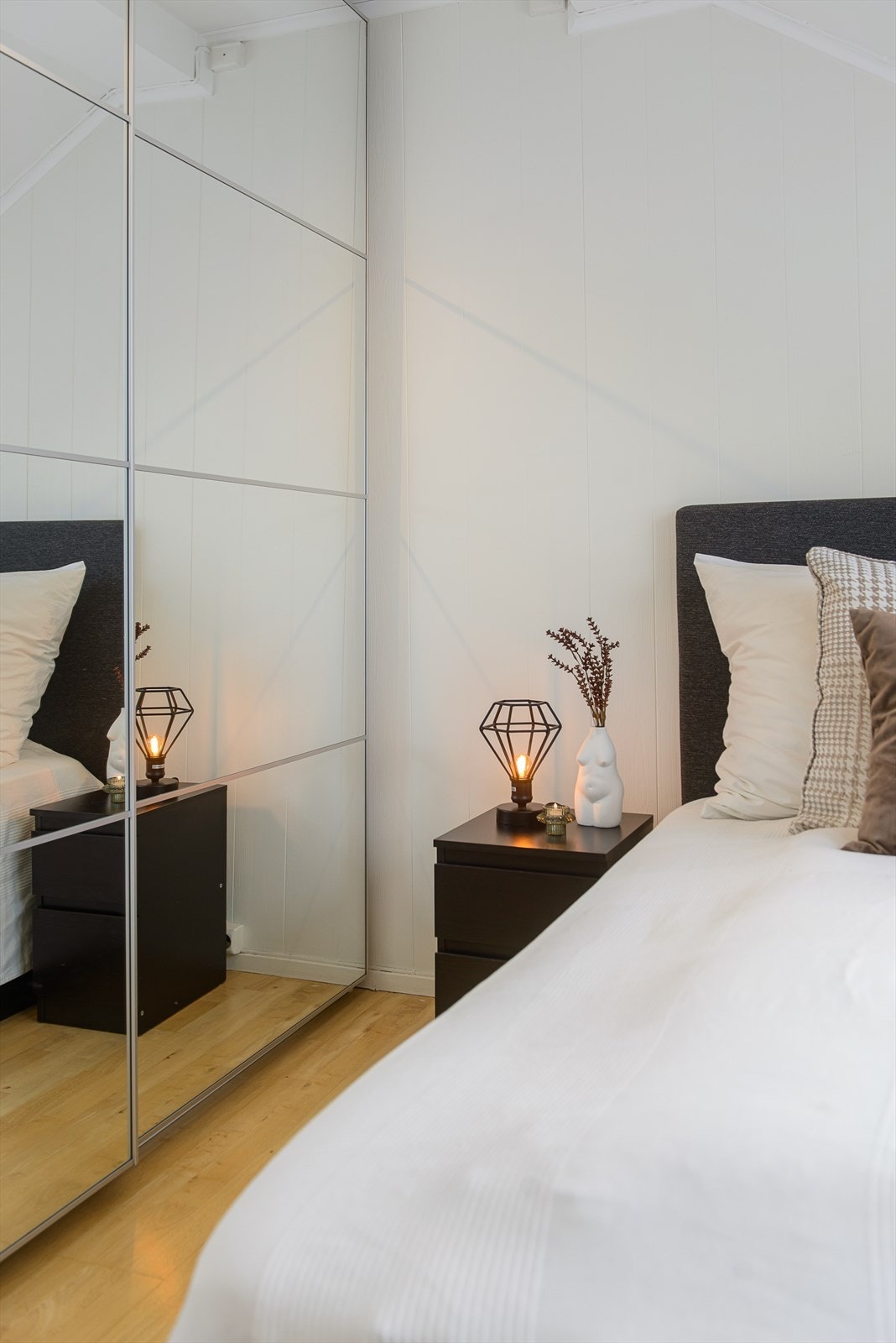Hovedsoverommet har frittstående garderobe med skyvedører. Galleribilde
