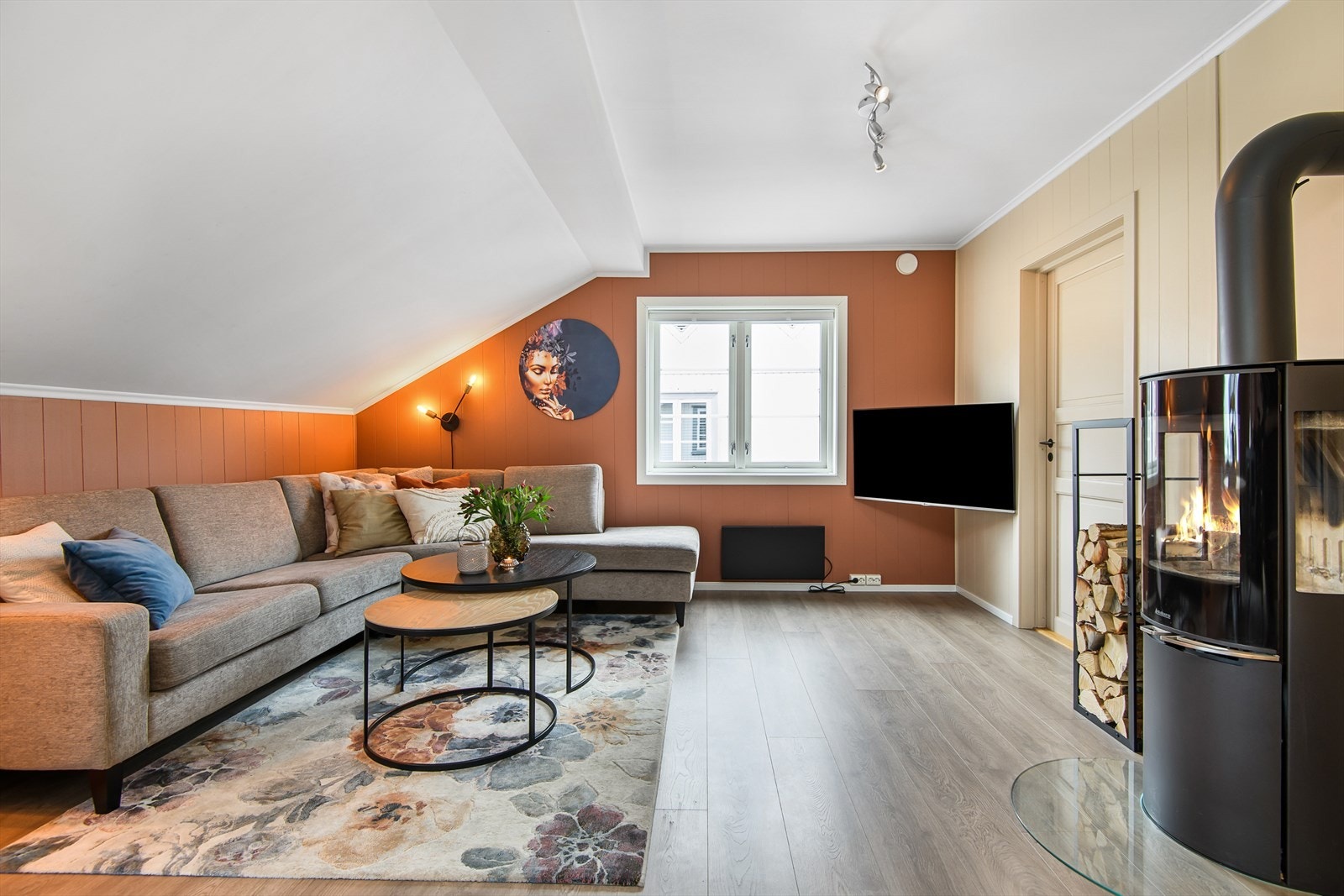 Stuen har muligheter for romslig sofagruppe og spisemøblement. Galleribilde