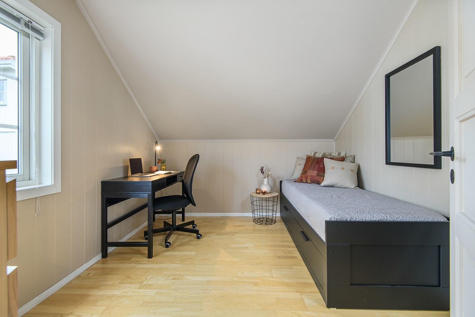 Soverom nummer to, her innredet som gjesterom og hjemmekontor. Galleribilde