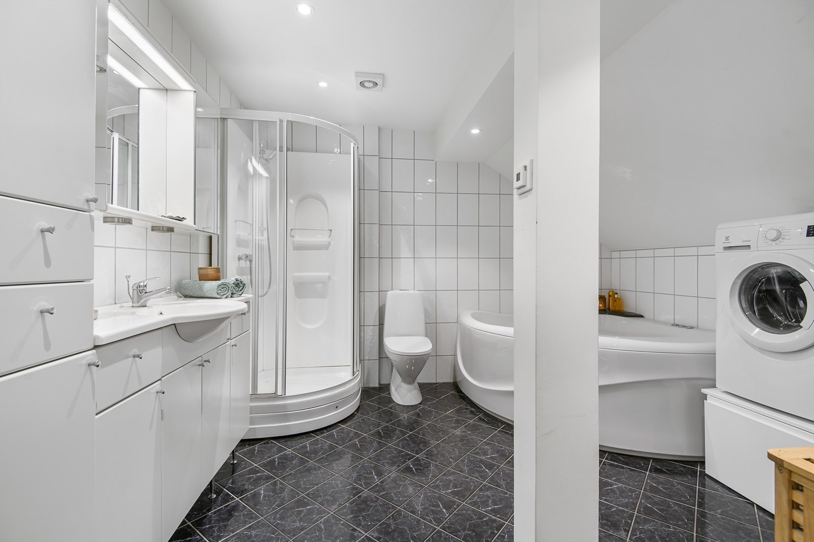 Badet er stort og romslig. Galleribilde