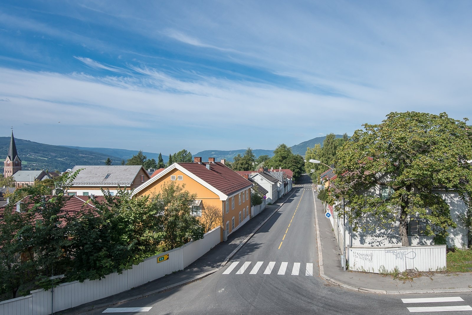 Beliggende langs Storgata, i forlengelse av gågata. Galleribilde