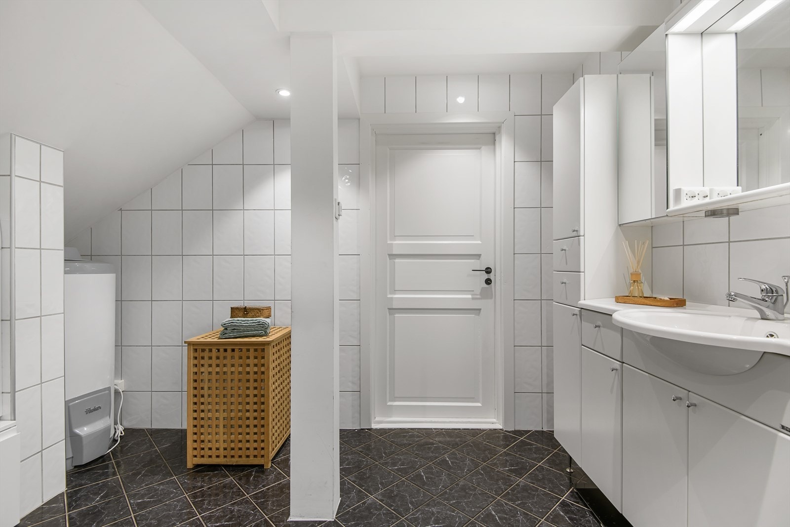Flis på gulv og vegger. Varmekabler i gulv. Galleribilde