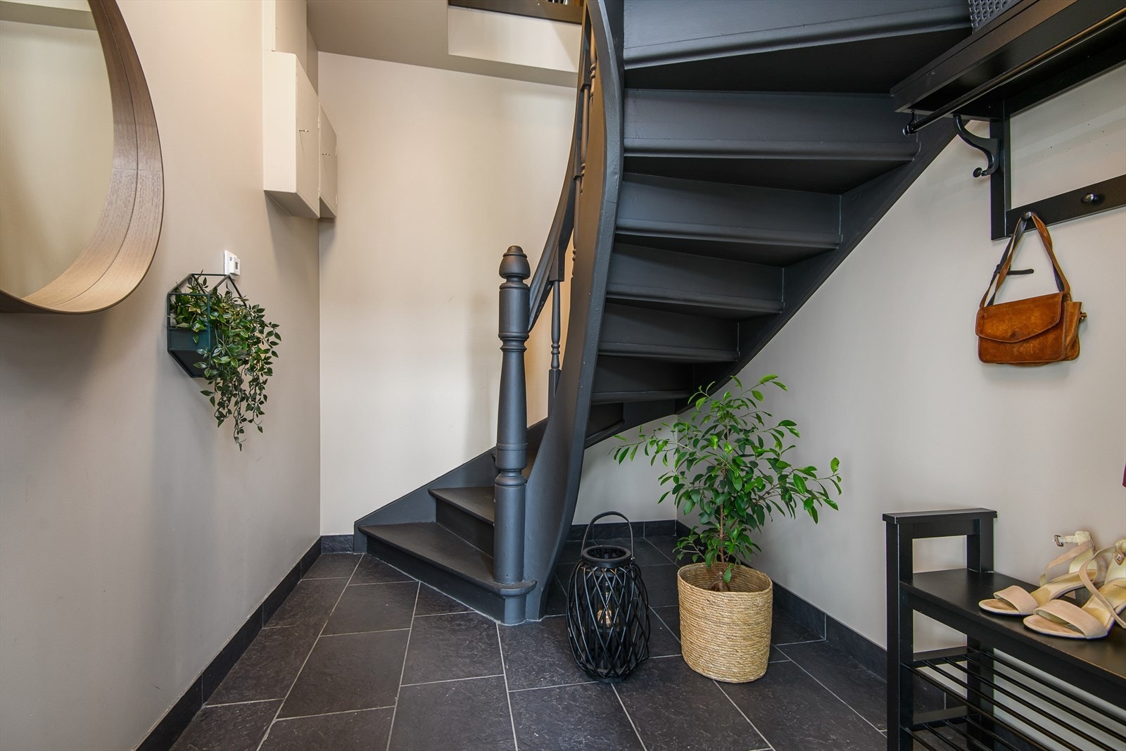 Entréen er flislagt og har meget god plass til yttertøy og sko. Varmekabler i gulv. Galleribilde