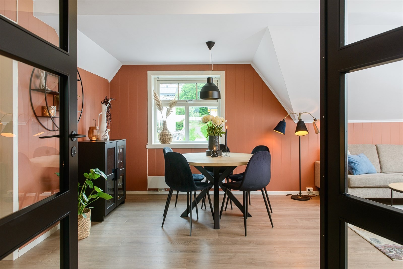 Romslig stue i moderne farger. Galleribilde