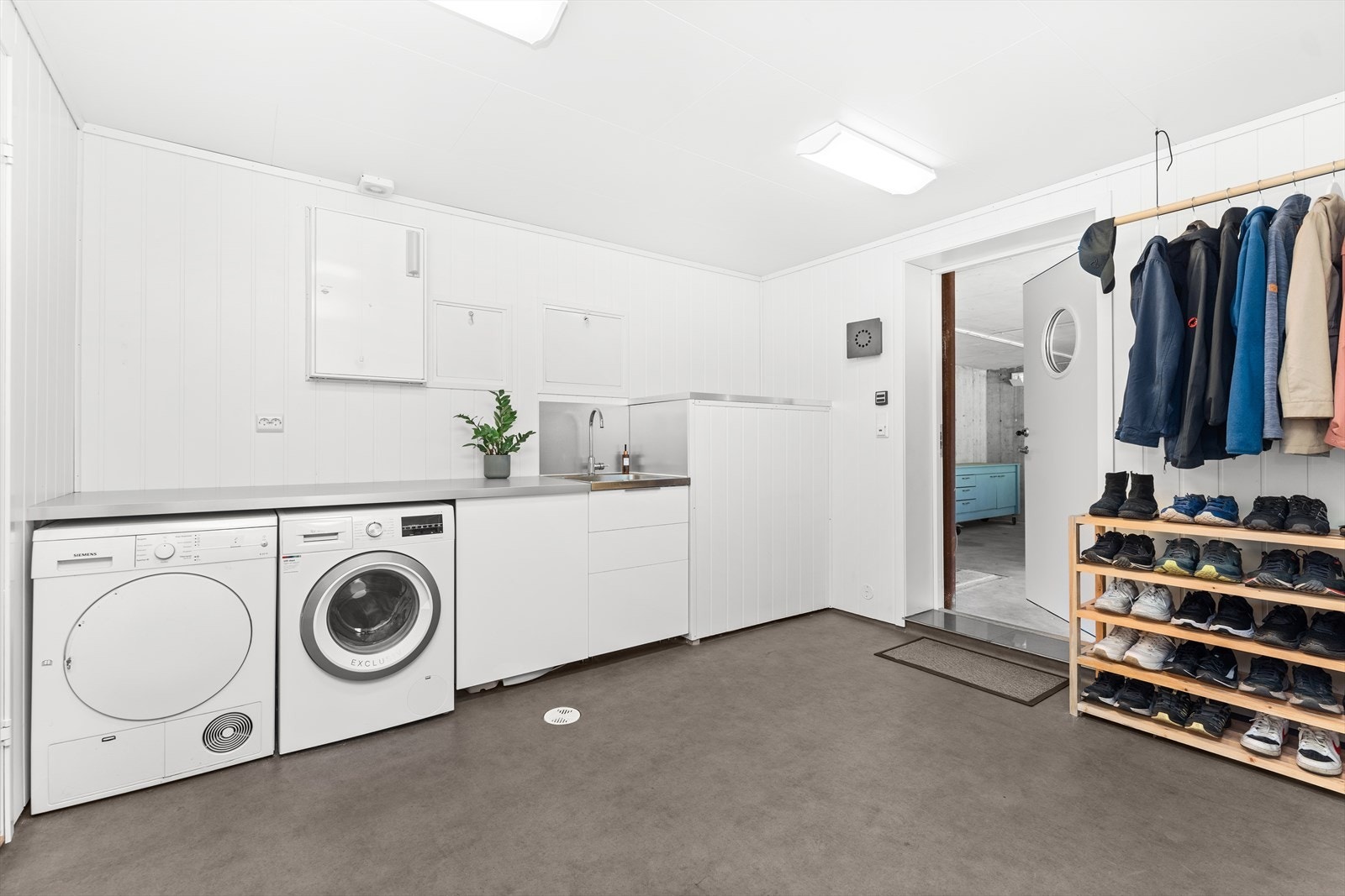 Praktisk vaskerom med innredning. Galleribilde