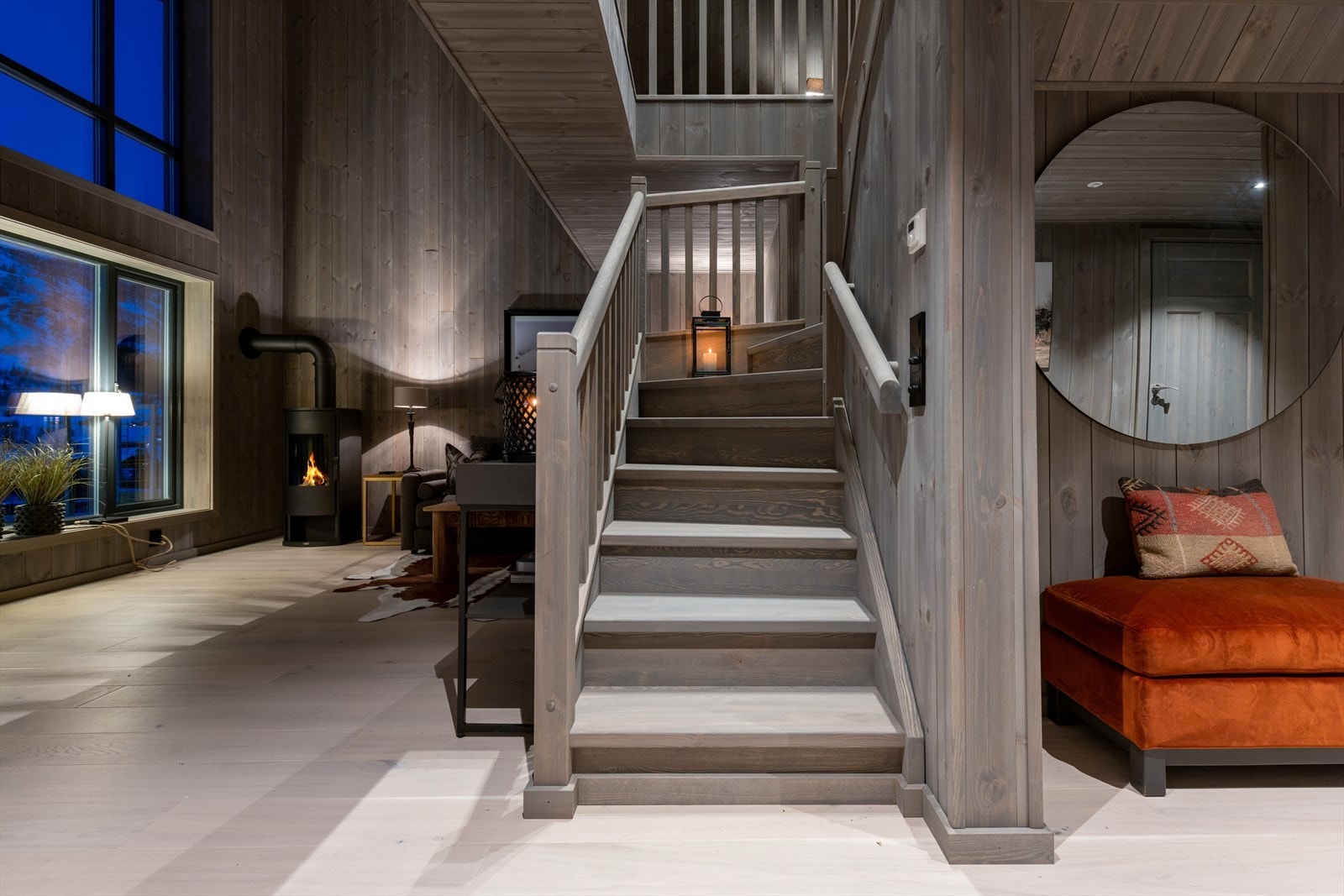 Leiligheten er over 2 plan. Galleribilde