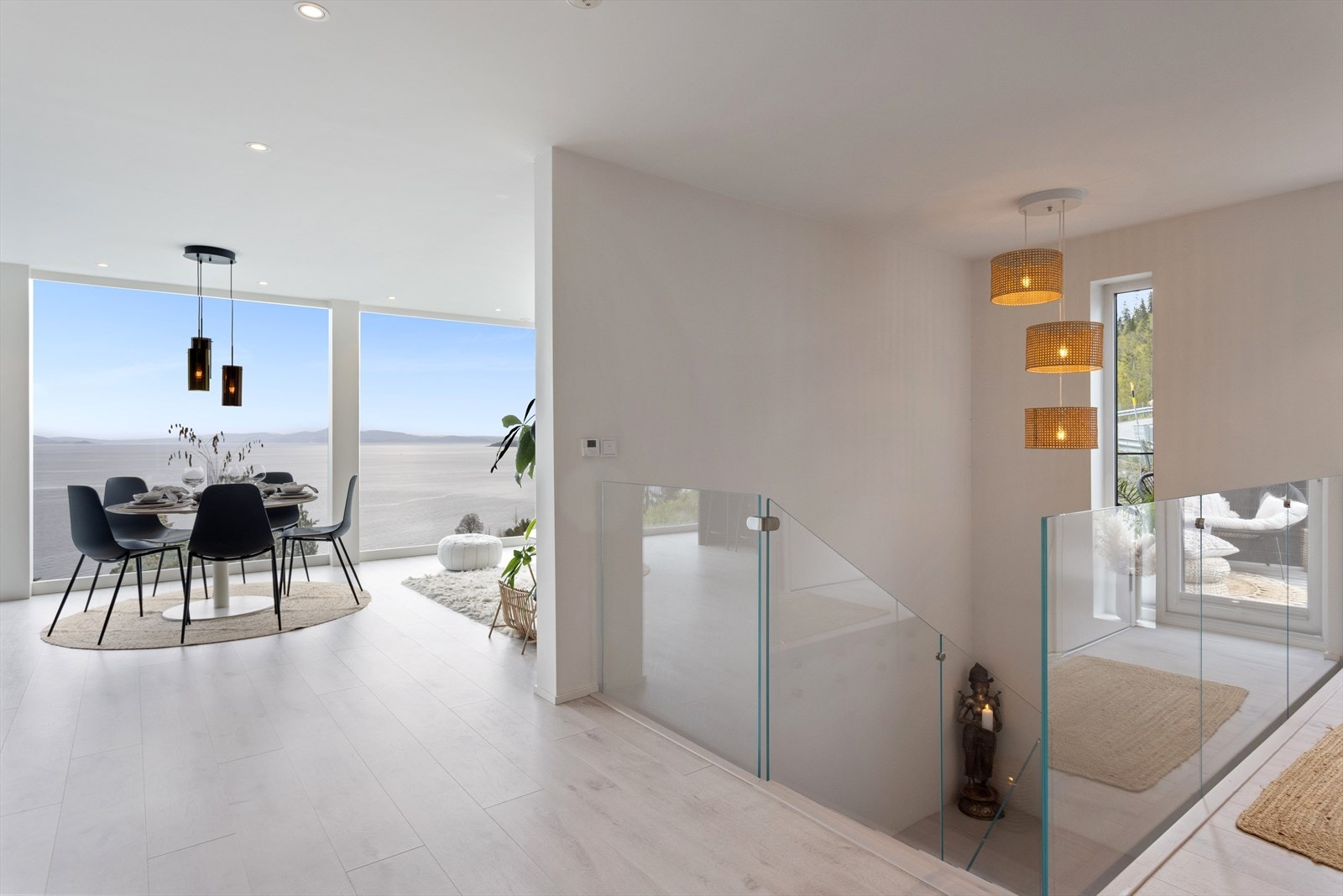 Huset har meget lavt energiforbruk med blant annet vannbåren varme i gulv hentet fra berg. Galleribilde