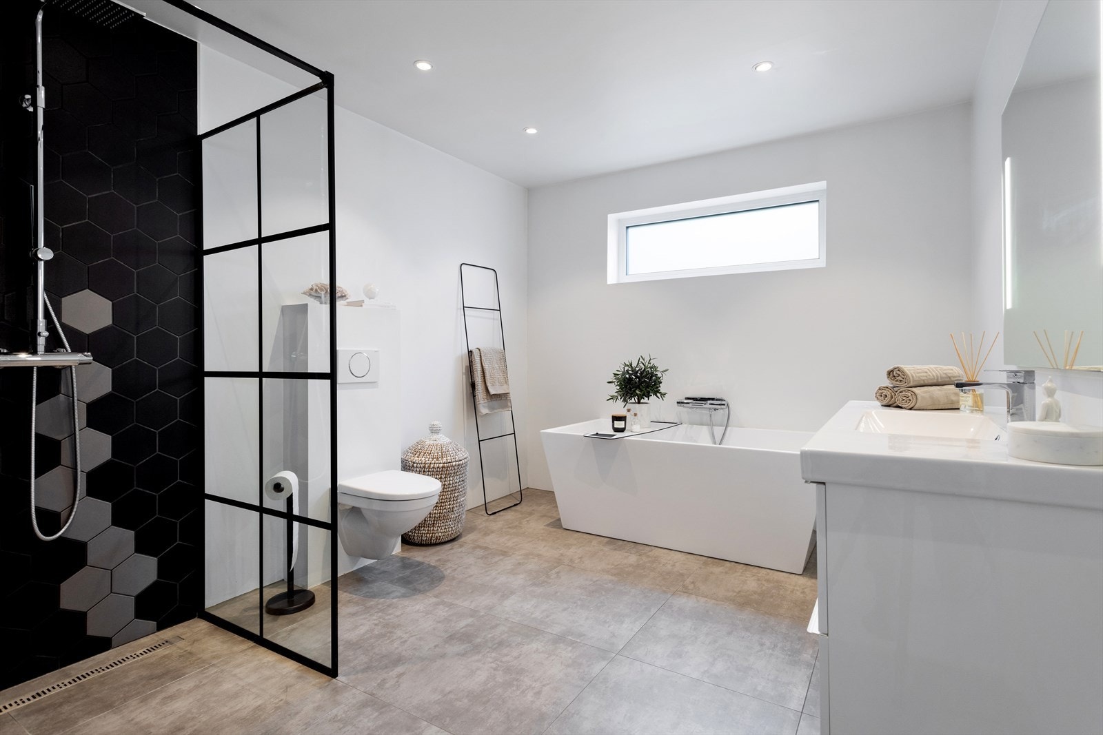 Badet i underetasjen er på 10m² og har både badekar og dusjhjørne. Galleribilde