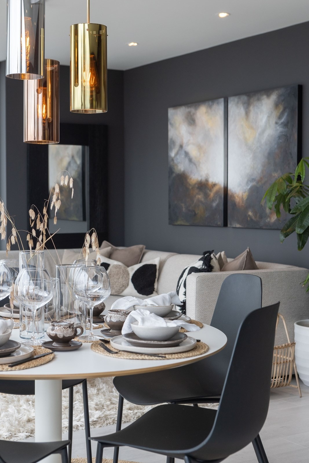 Delikate kontrastvegger på stue. Galleribilde