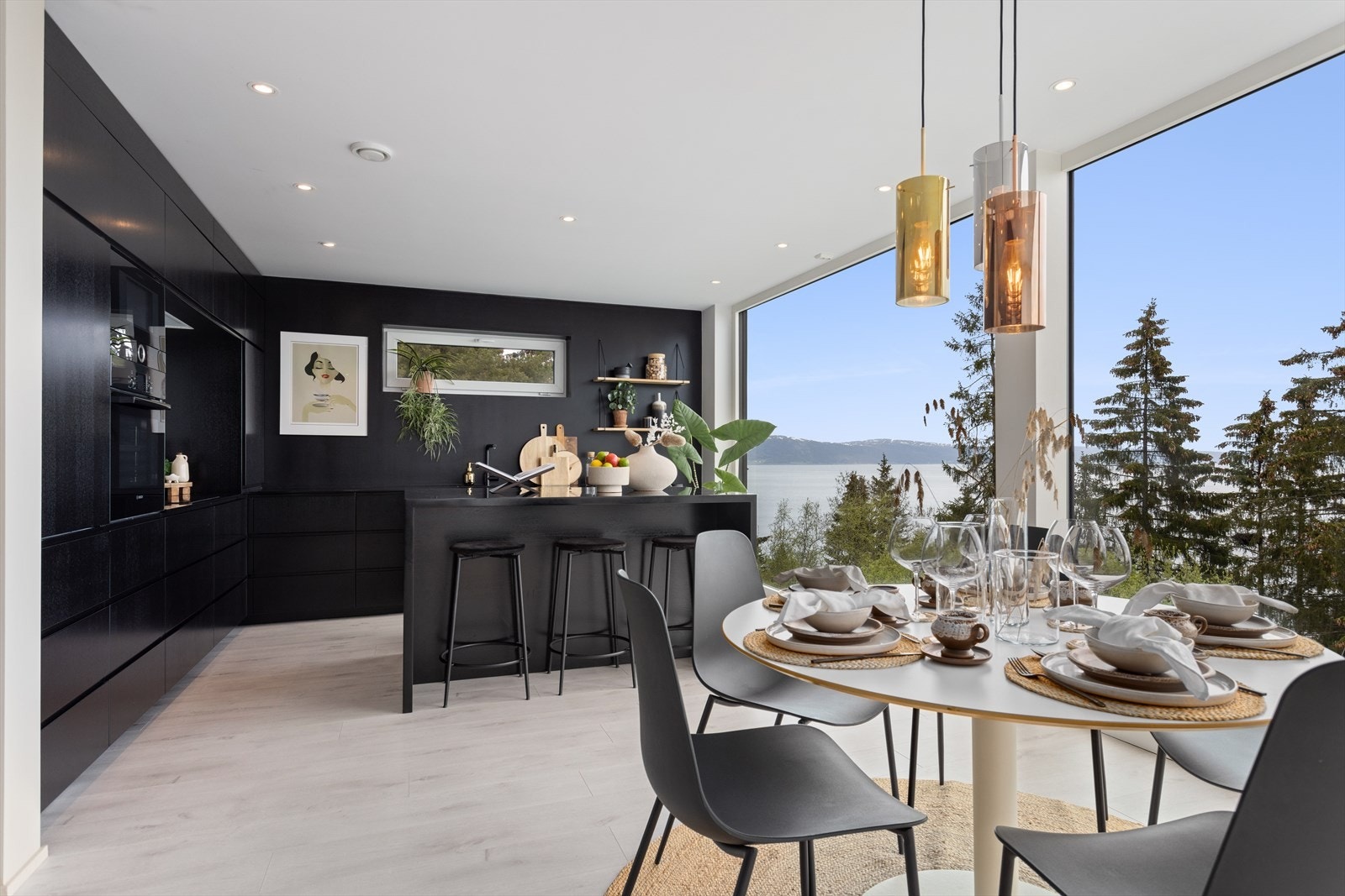 Kjøkkenet har alle hvitevarer integrert (også vinskap) og er spesialtilpasset huset. Galleribilde
