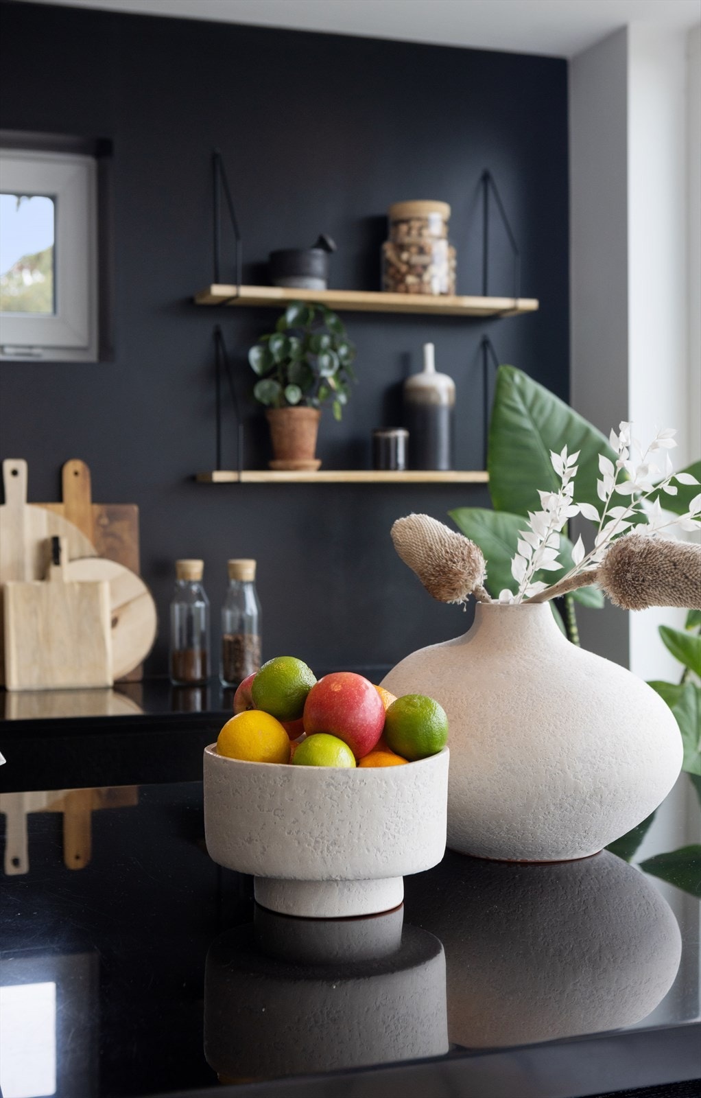 Vinkelkjøkken med barløsning. Galleribilde
