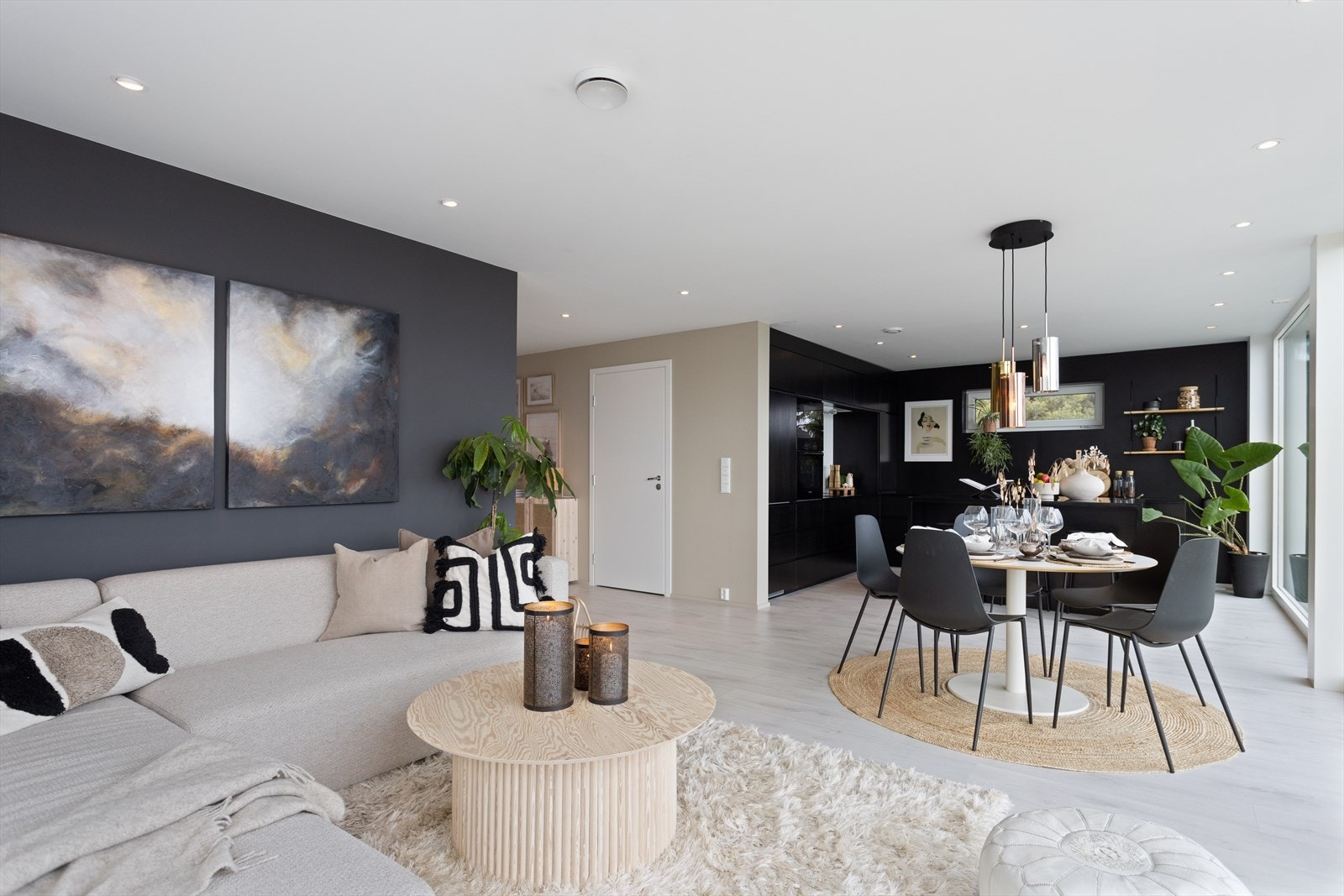 Det er rikelig med LED-downlights i boligen. Alt kan styres og programmeres med smarthusløsning. Galleribilde