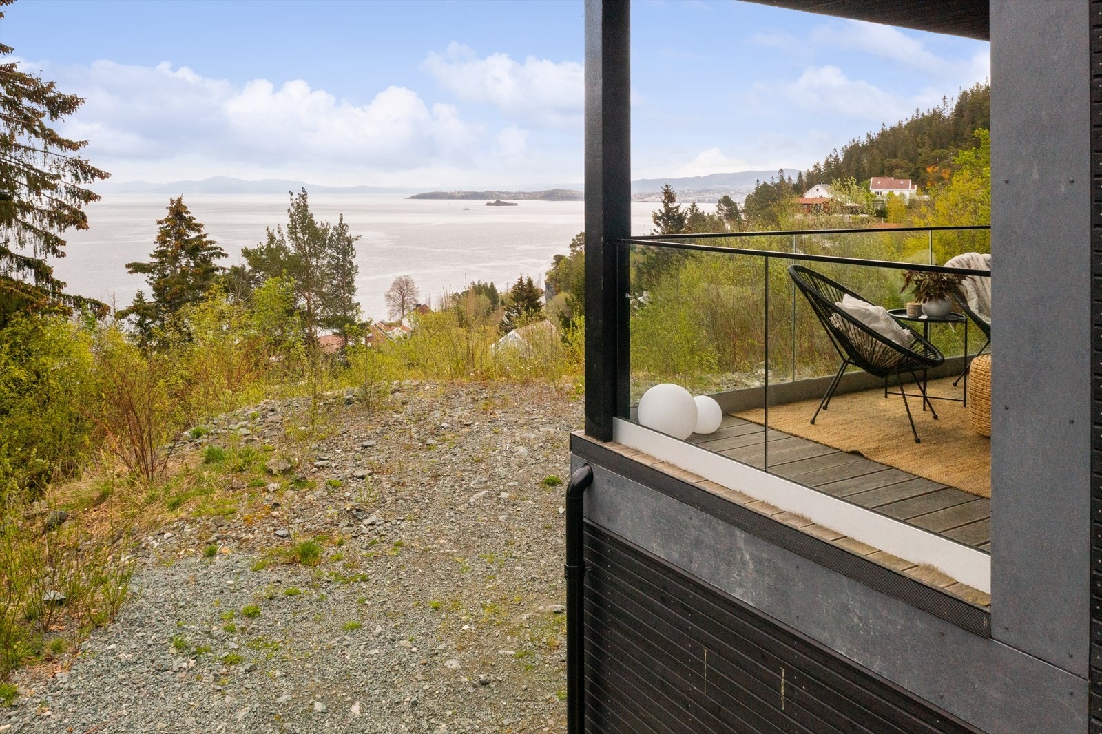 Verandaen i bildet har utgang fra soverom- og tvstue-fløyen. Her har du sol fra tidlig morgen. Galleribilde
