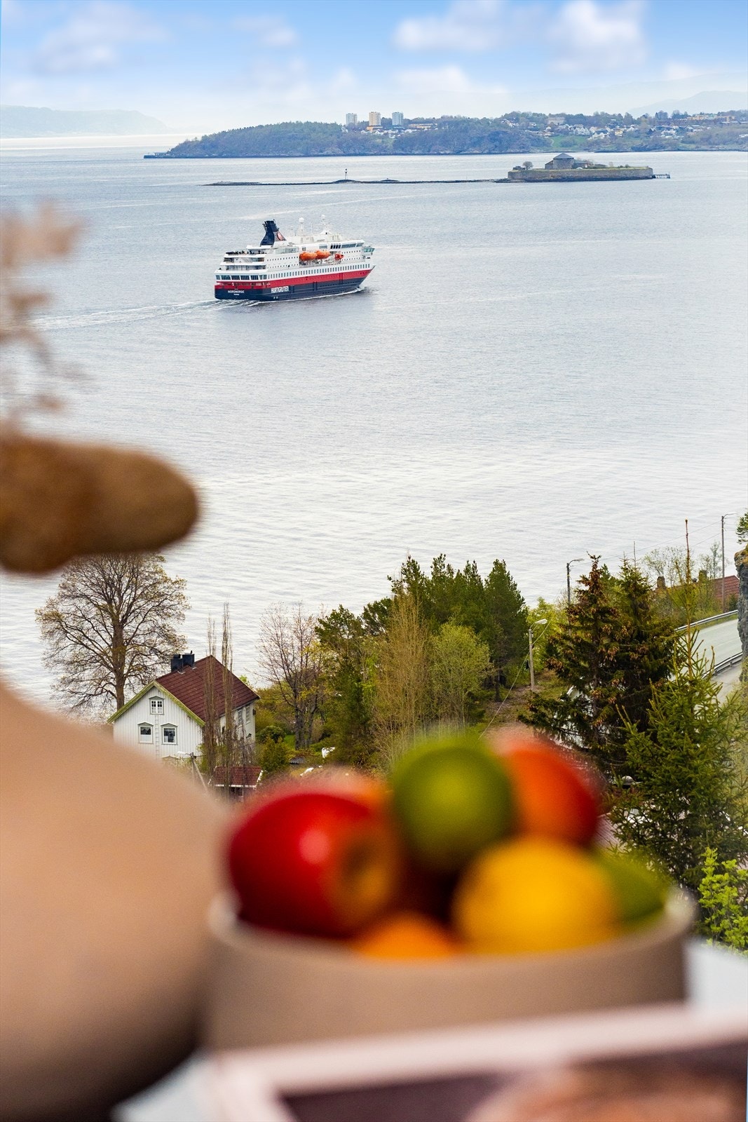 Fra stuens store vinduer har du god oversikt på anløpene til hurtigruten og cruiseskipene. Galleribilde