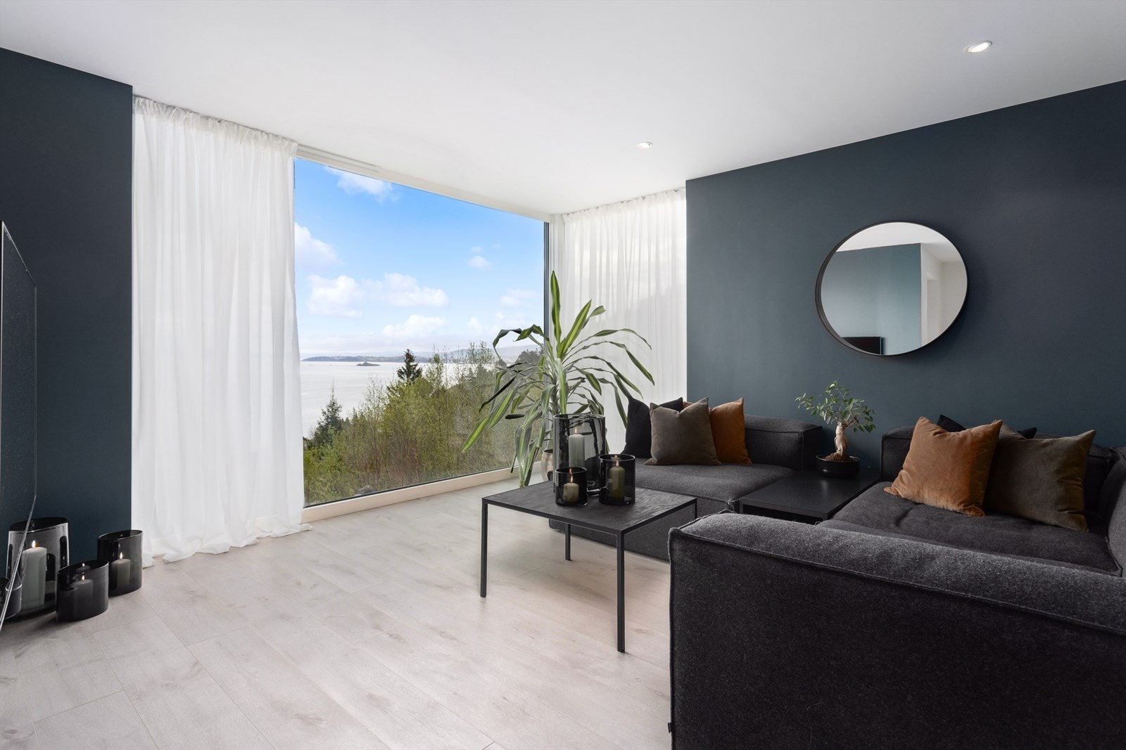 Selv fra TV-stuen i underetasjen er det nydelig utsikt i retning Munkholmen. Galleribilde