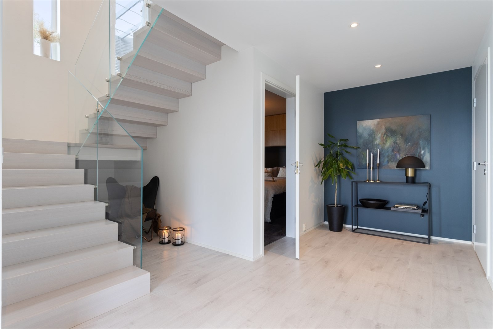 Under trappen er det rom for en lekekrok, kontorplass eller lignende. Galleribilde