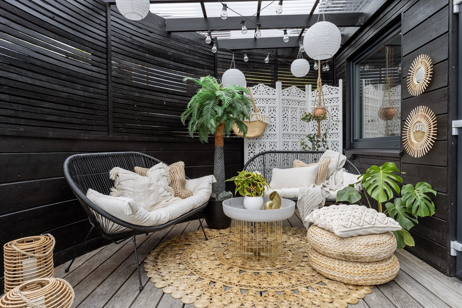 Verandaen er delvis overbygget med tak som slipper lyset gjennom. Galleribilde