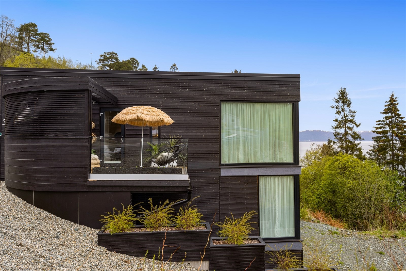 Moderne arkitektur med store vindusflater og glassrekkverk. Galleribilde