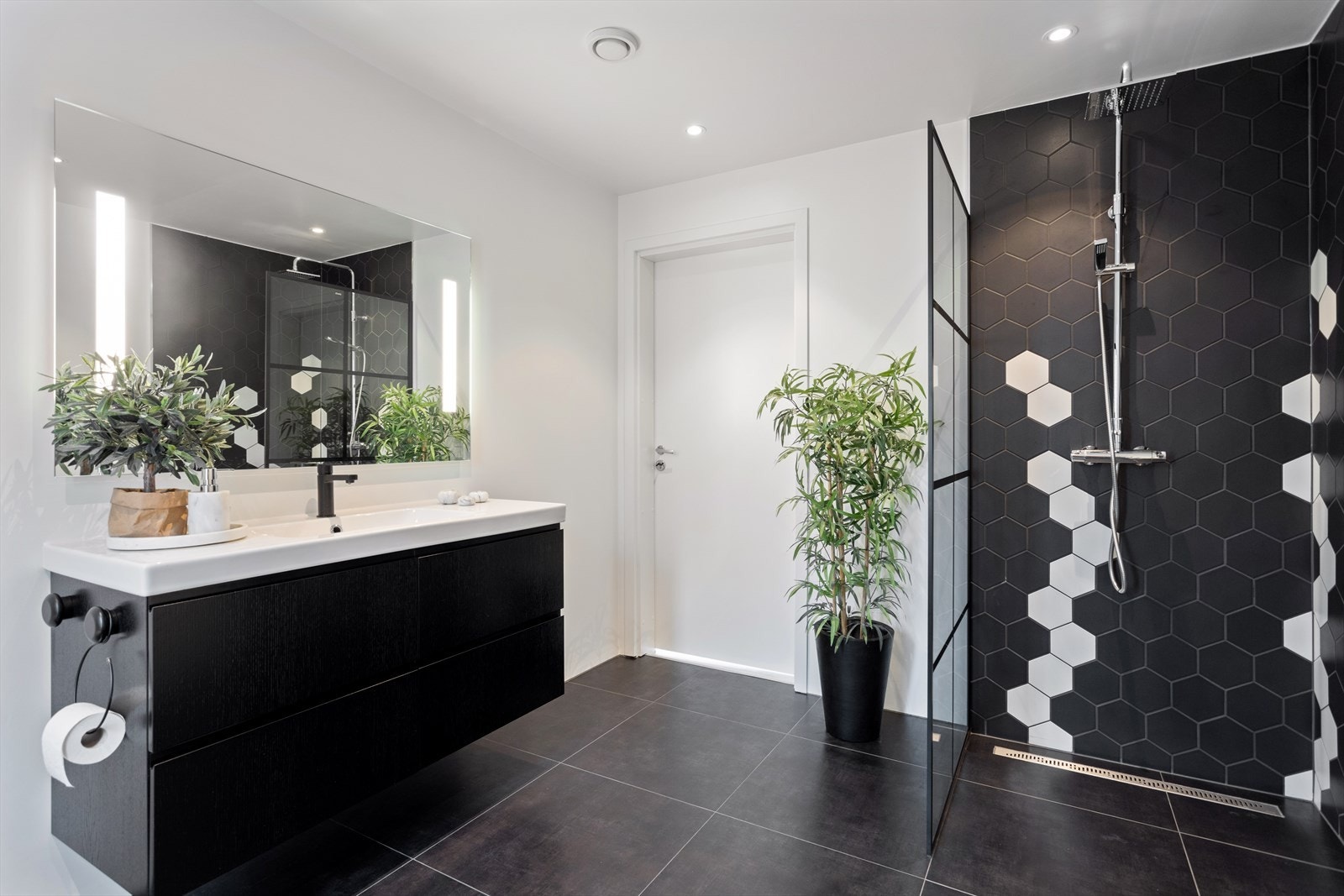 2 fullverdige bad i hoveddelen, begge på ca 10m² kommer godt med for en familie . Galleribilde