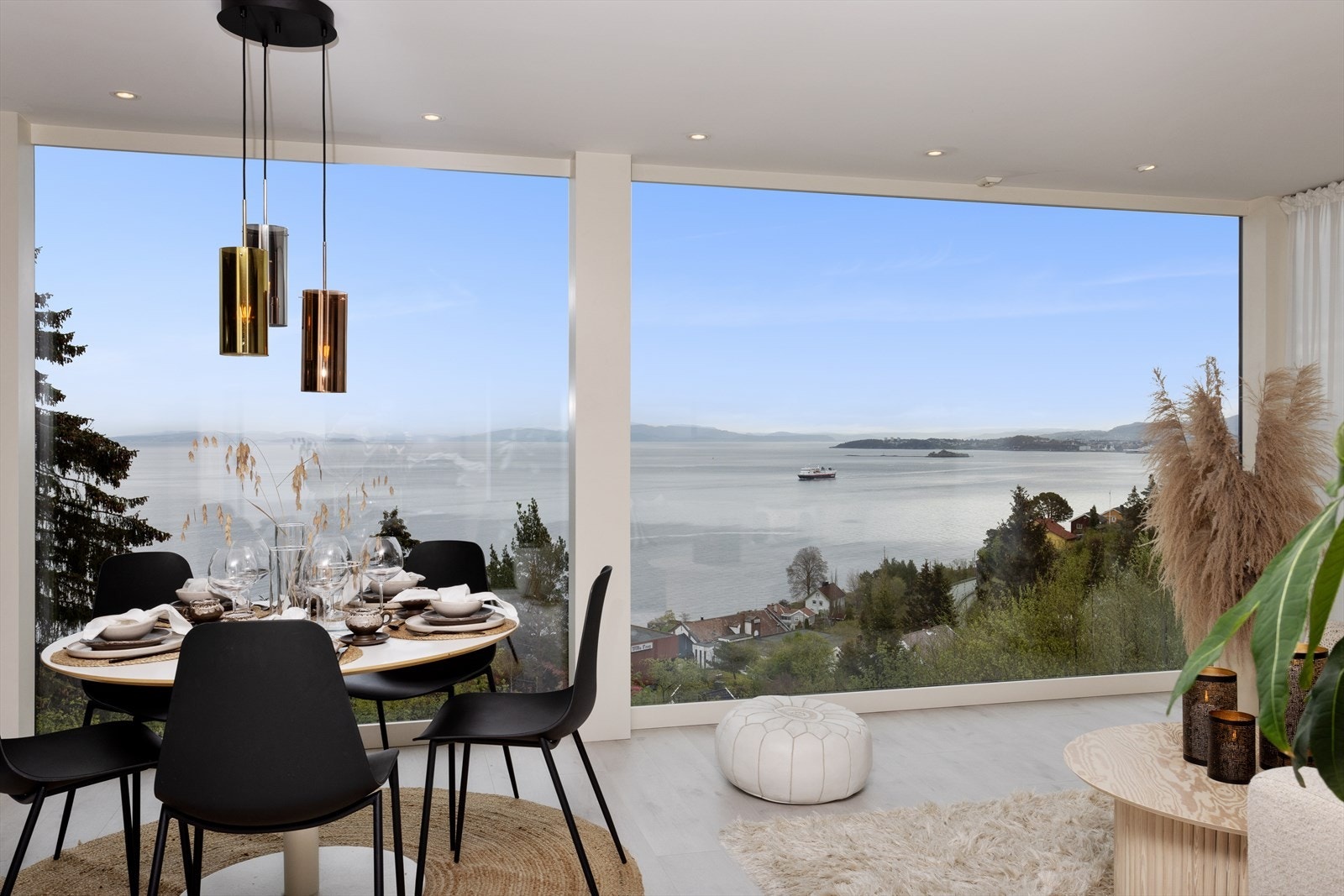 Vinduene på stuen og utsikten taler for seg selv. Galleribilde