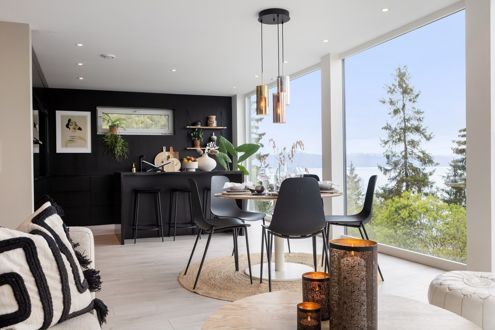 Med vannbåren varme fra berg og balansert ventilasjon er energikostnadene lave. Galleribilde