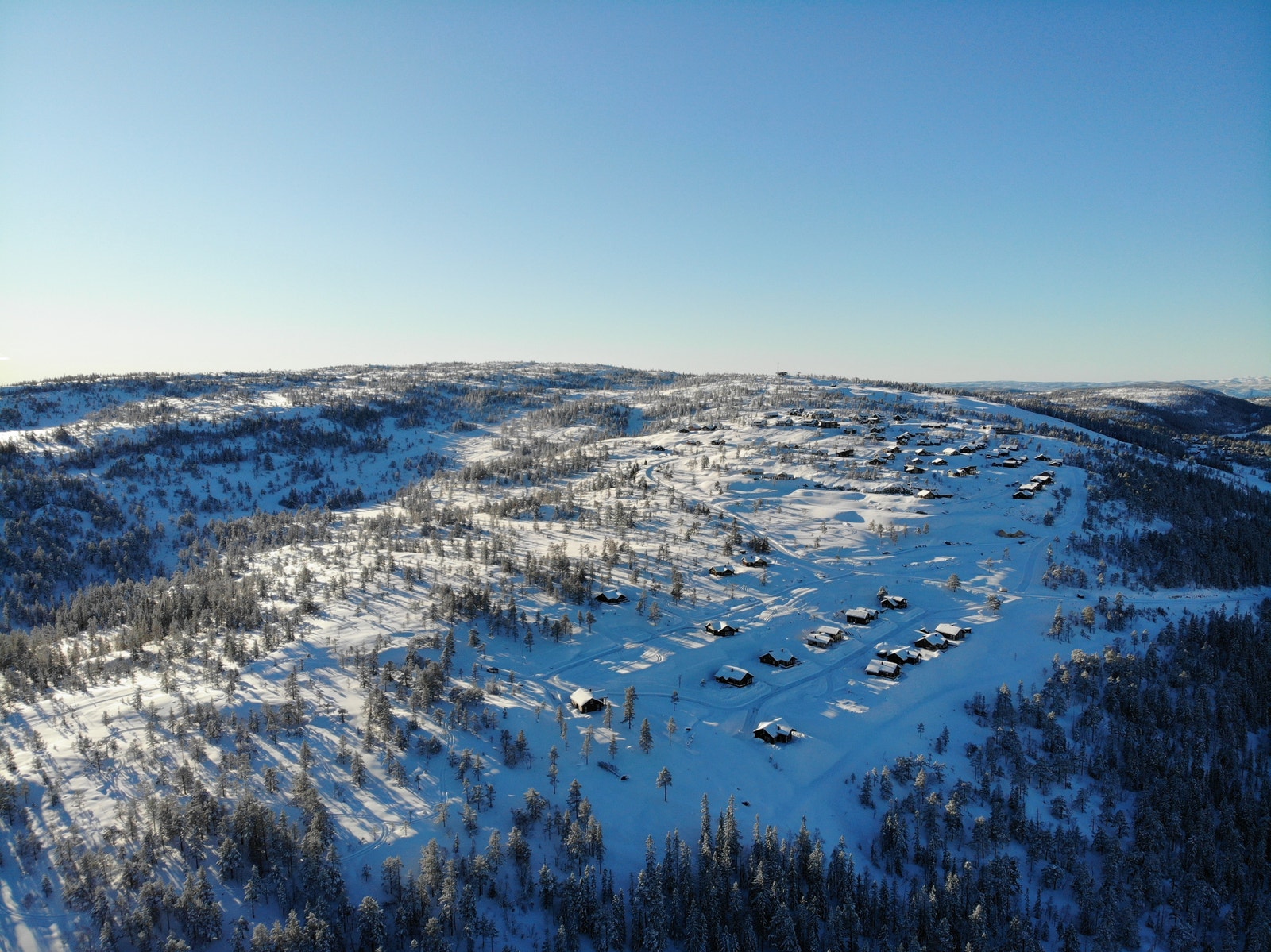 Oversiktsbilde over Rytterspranget. I bakgrunnen kan man se skiheisene. Galleribilde