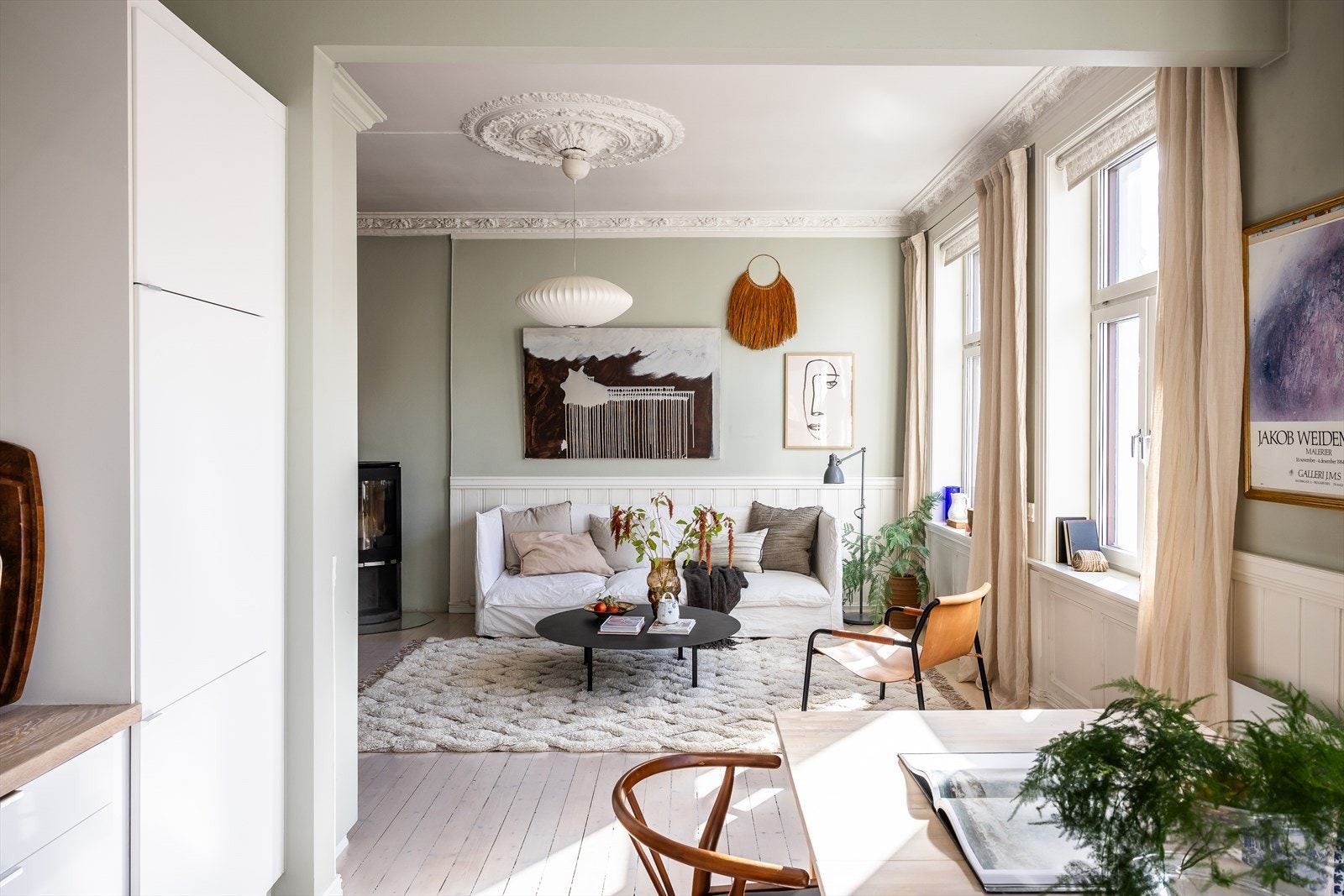 Leiligheten er meget lys, fin og gjennomgående 4-roms. Det er god takhøyde, store vindusflater og original stukkatur/rosett. Galleribilde