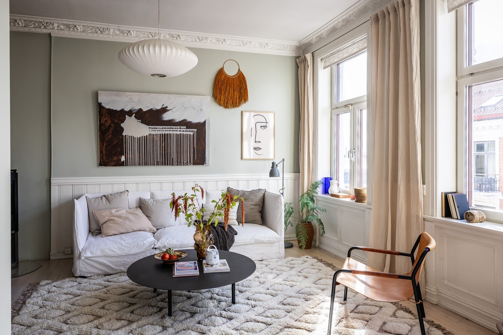 Leilighetens særpreg og detaljer fra byggeår er bevart med blant annet originale gipsrosetter og gipsstukkatur. Galleribilde