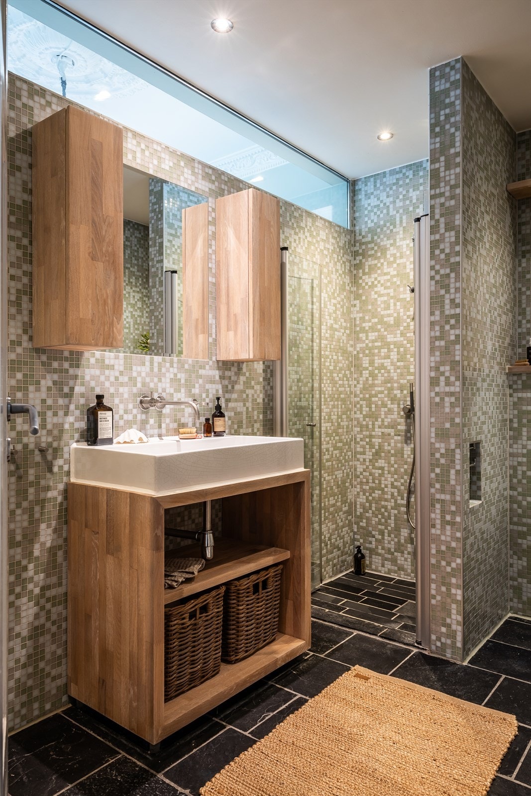 Romslig baderom med varme i gulv Galleribilde