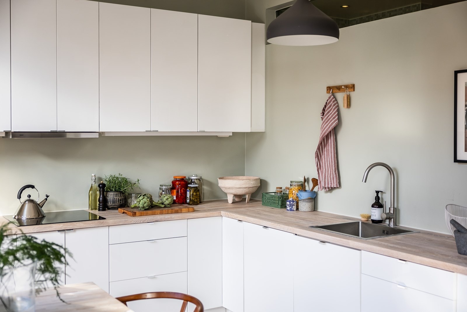 Kjøkkenet er godt utnyttet med god skap- og benkeplass Galleribilde