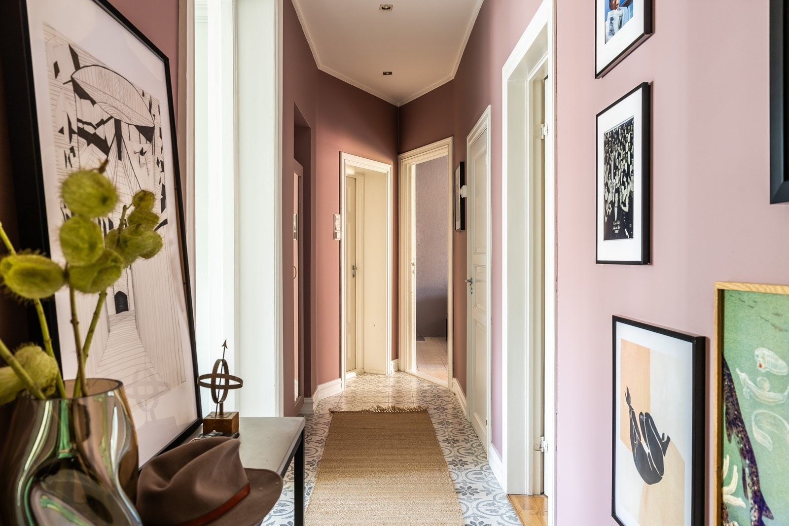 Romslig gang som tar deg til alle rom i leiligheten Galleribilde