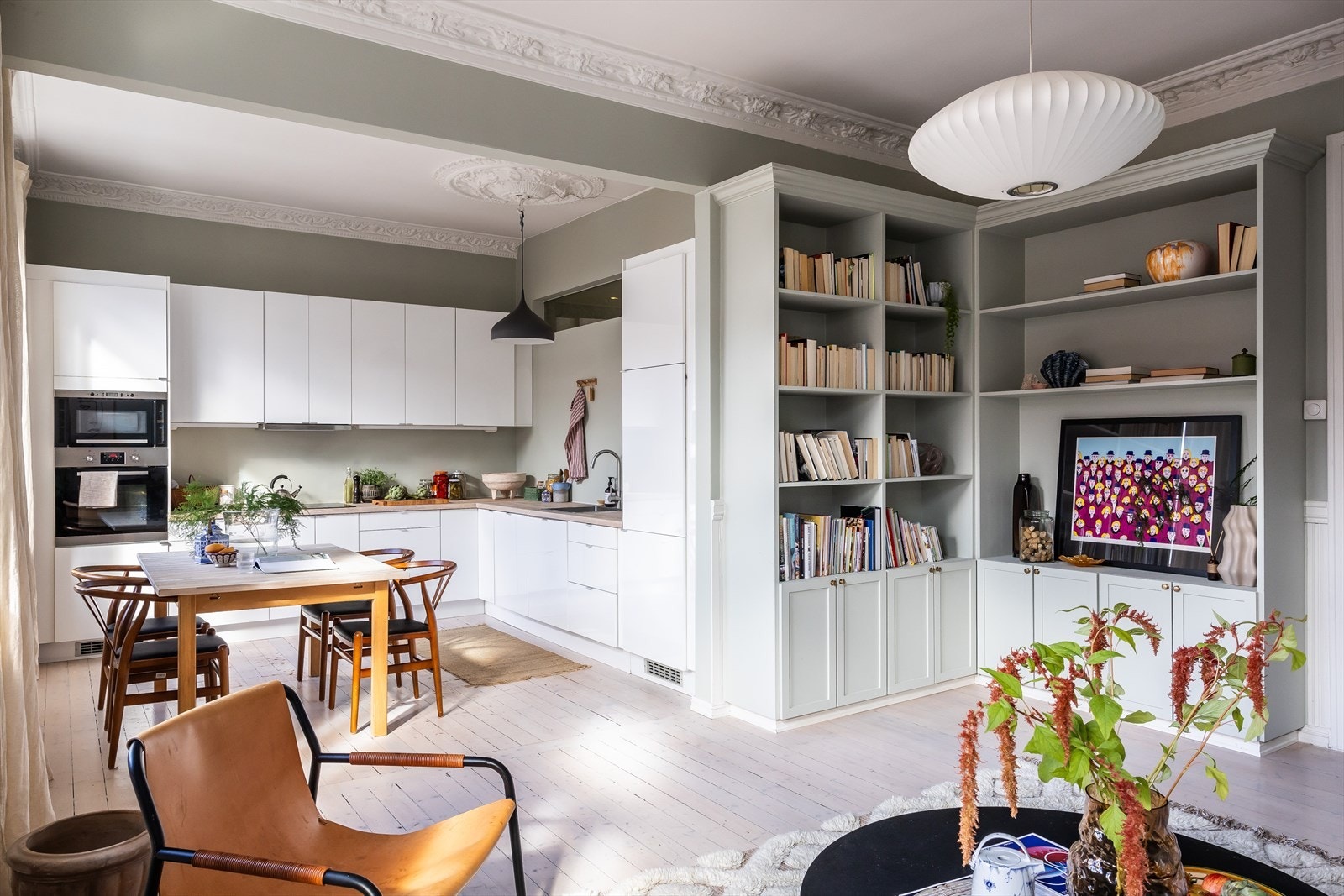 God planløsning med åpen stue/kjøkkenløsning. Snekkerbygd hylle Galleribilde