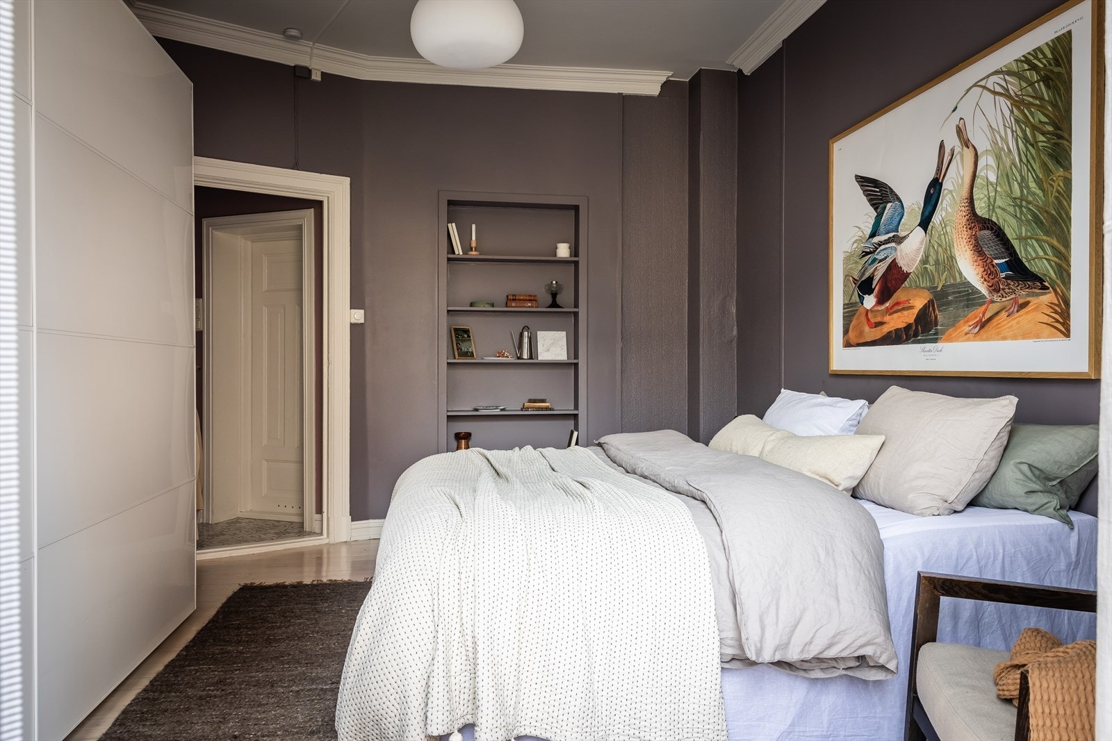 Leiligheten har 3 soverom. Hovedsoverommet har god lagringsplass i skyvedørsgarderobe. Galleribilde