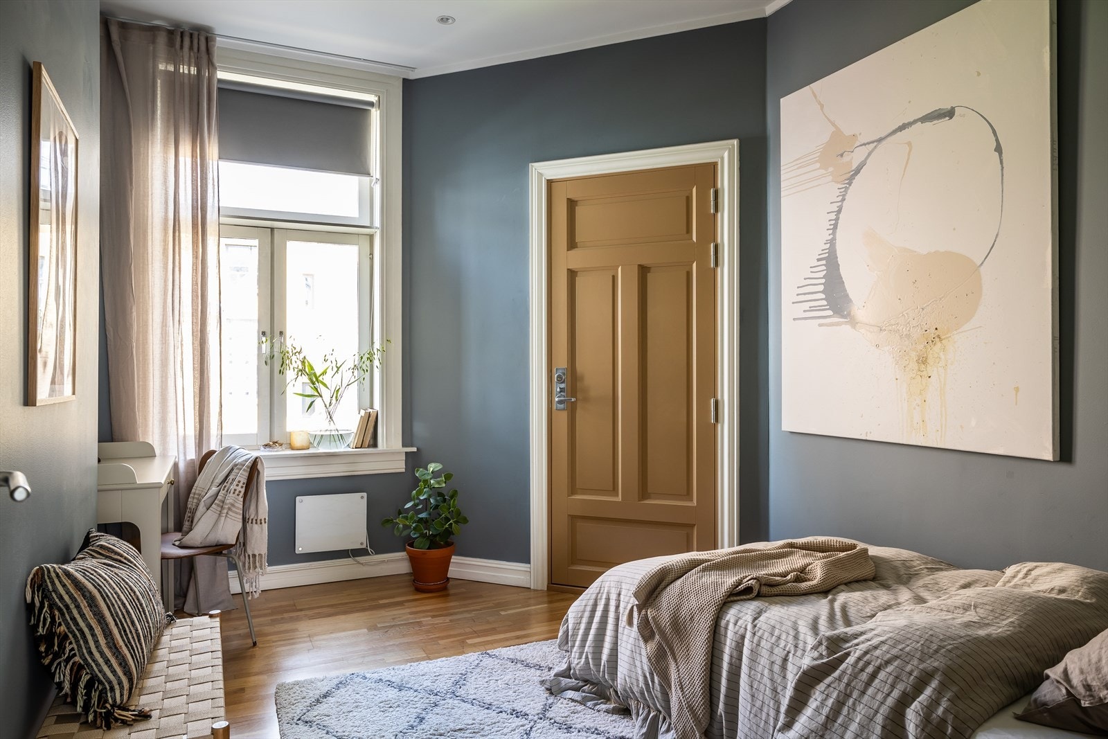 Soverom 2 er romslig med god plass til stor seng og annet ønskelig møblement. Alle soverommene er vendt mot rolig gårdsrom. Galleribilde