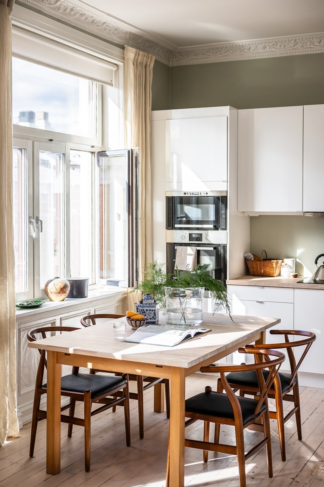 God plass til stort spisebord Galleribilde