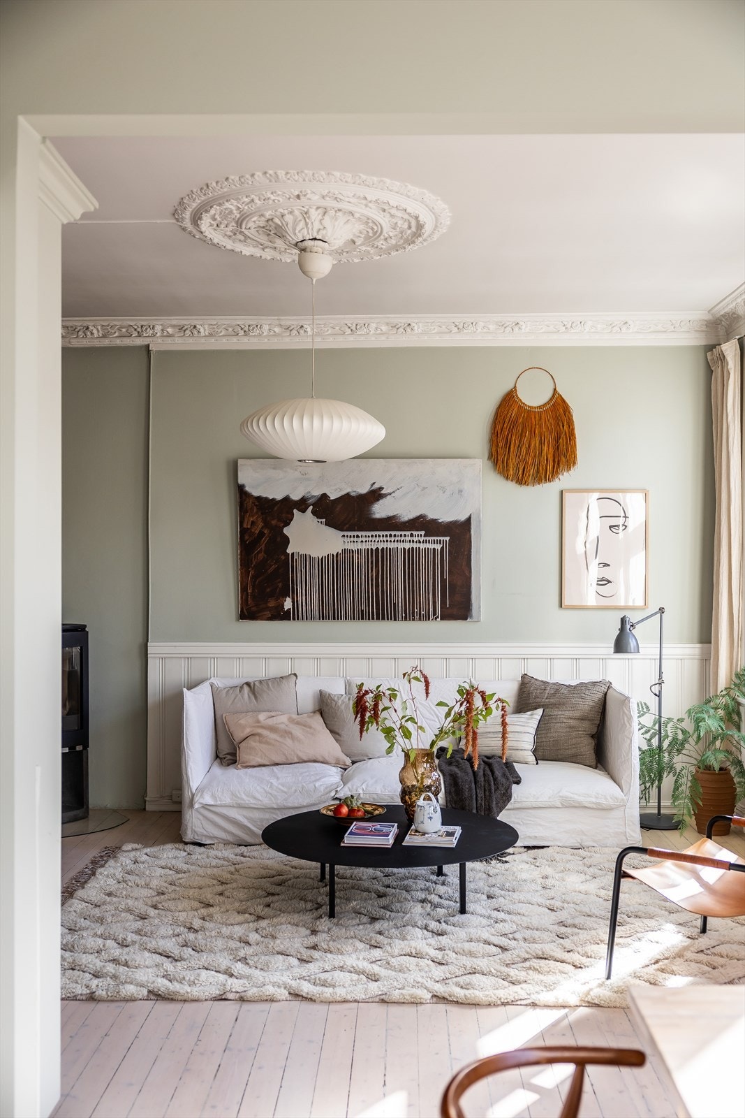 Leiligheten er gjennomgående med store vindusflater og generøs takhøyde som skaper en lys, god og luftig atmosfære. Galleribilde