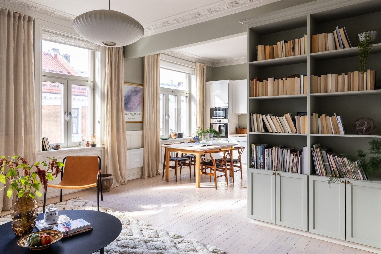 Stort og hyggelig oppholdsrom med god atmosfære Galleribilde